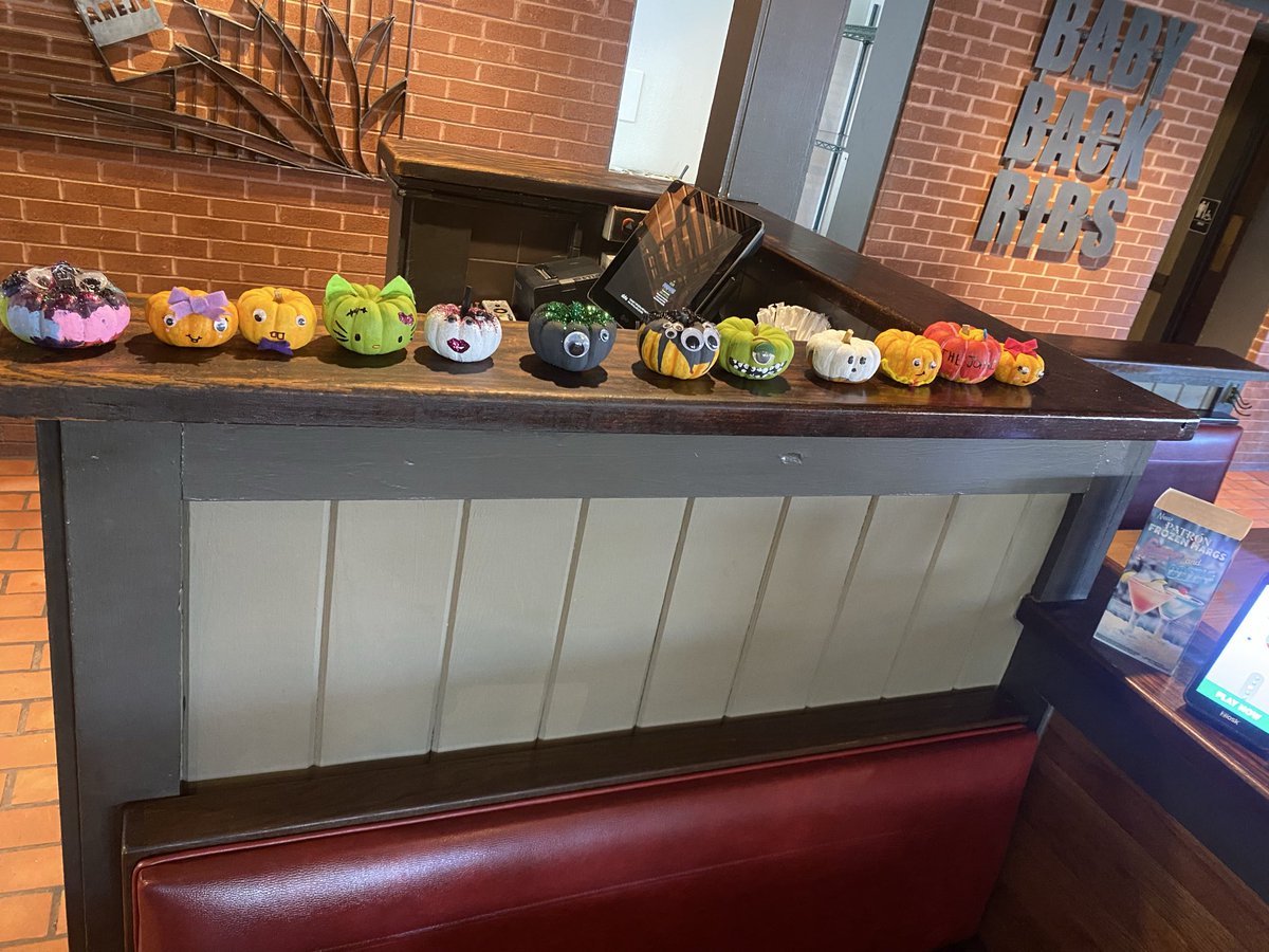 RollinsBrewer's tweet photo. Pumpkin painting party @Chilis Middletown RI 0819 🎃 https://t.co/Jm6g9p6nmP