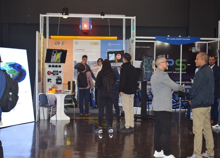 MasContainer's tweet photo. La IX Feria Internacional de Logística, Comercio Exterior &amp; E-Commerce (#FILCE) volvió a convertir a #Santiago en el epicentro del ecosistema logístico latinoamericano. 
https://t.co/xzB4tyyMCD @aplogchile https://t.co/umvWE656k8