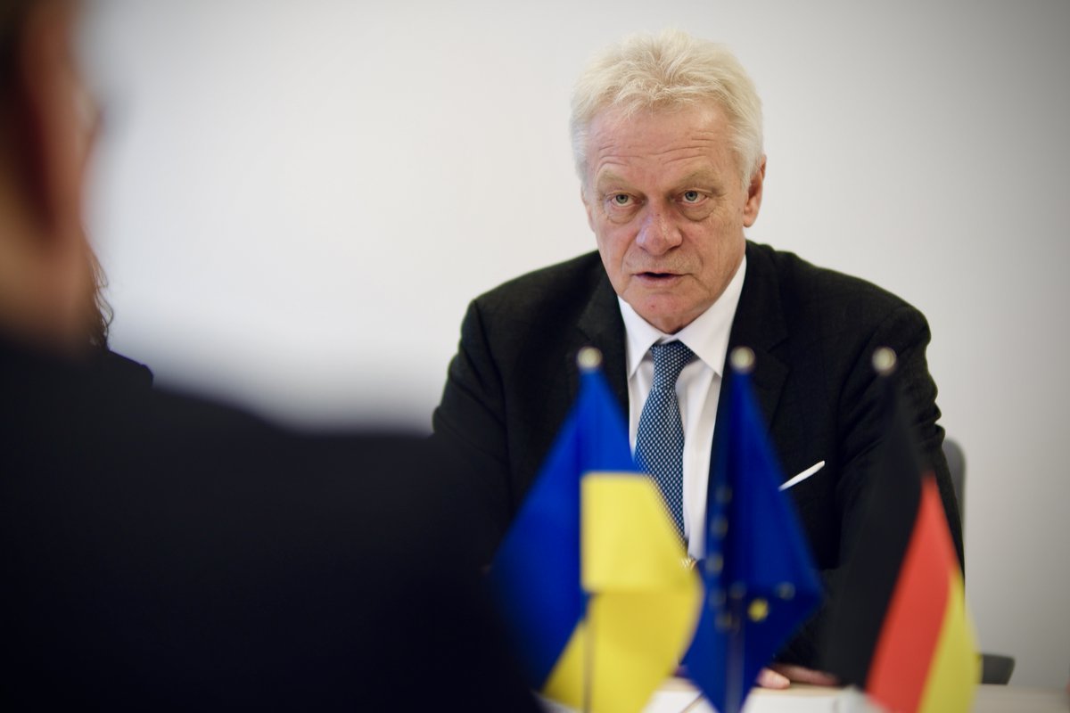 Unsere Unterstützung für die #Ukraine setzen wir entschlossen fort. Dies bekräftigt Bundesminister Rainer im Austausch mit dem 🇺🇦 Vizepremier für europäische Integration, <a href="/taraskachka/">Taras Kachka</a>. Es geht um Anpassung an EU-Produktionsstandards sowie Zusammenarbeit &amp; Handel mit der Ukraine.