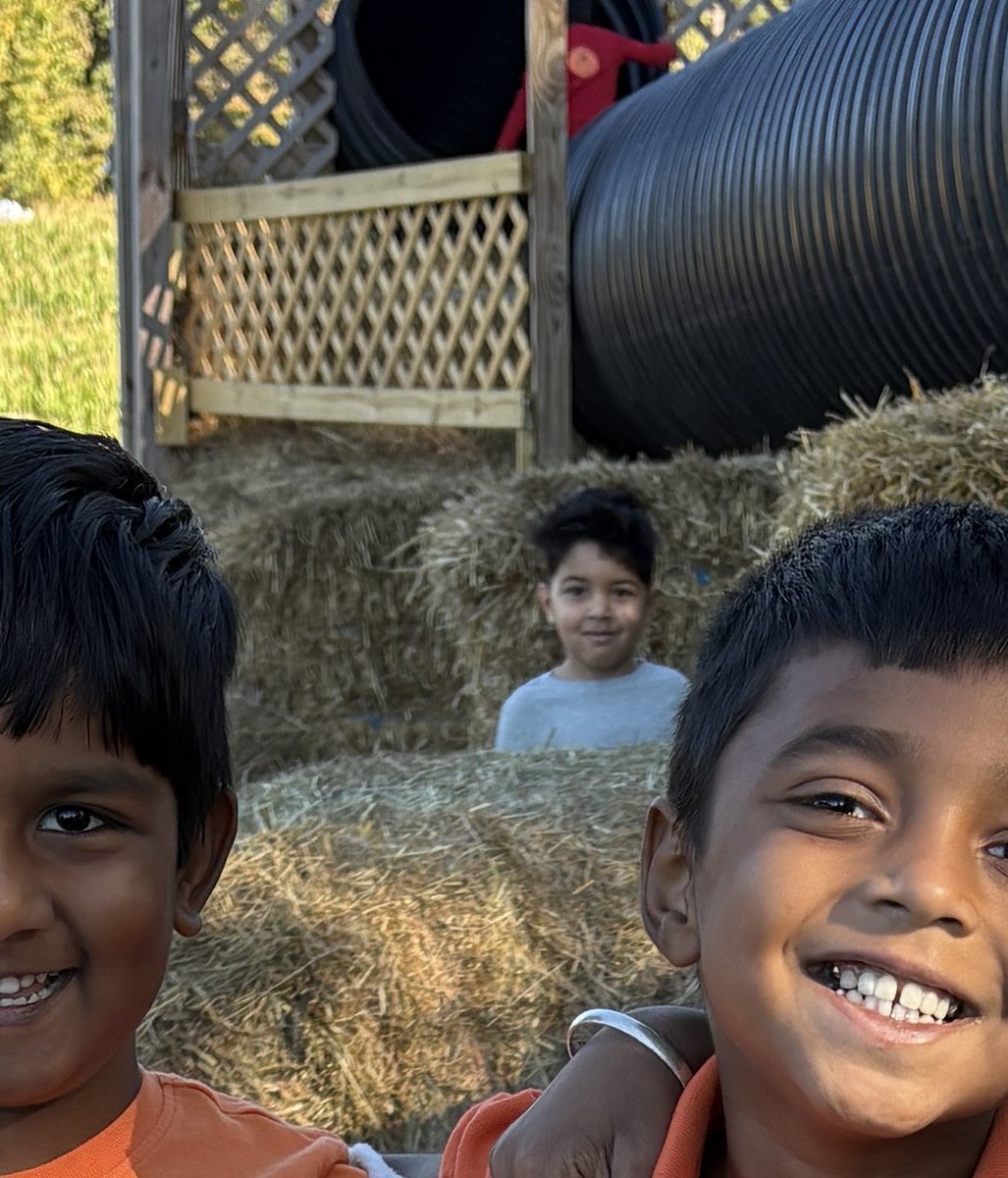 I always feel like somebody's watchin' me🎶😂