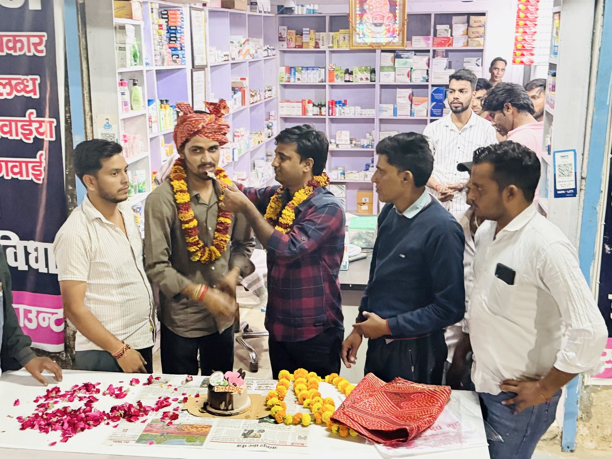 आज पावटा में देव मेडिकल स्टोर पर भाई तेजपाल के जन्मदिन पर केक काटकर उसे जन्मदिन की बधाई दी और उसके उज्ज्वल भविष्य की कामना की ।