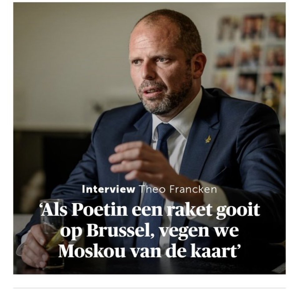 Die marginale bloembakpisser denkt dat hij Rambo is! 🤣