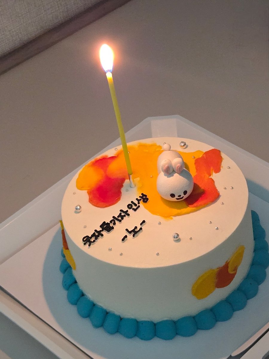 今さらだけど、体脂肪率目標達成も祝して！웃자 즐기자 인생 ケーキ！永遠に誰よりも幸せでいてくれ〜！
#HappyLeeKnowDay
#하이하이_오늘은_리노_생일
#PoetryInMotionLeeKnow