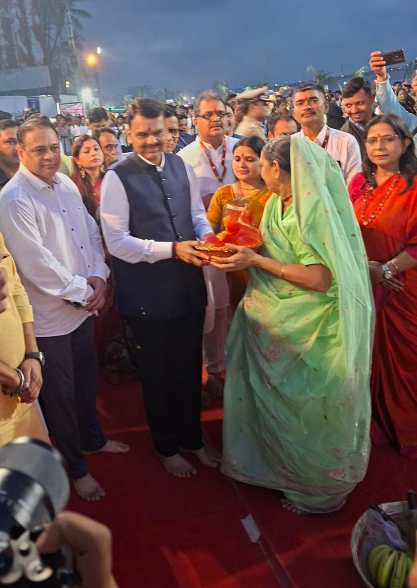 महाराष्ट्र में बाढ़ की आपदा से प्रभावित लोगों के लिए आर्थिक सहयोग

हमारी संस्था दीप कमल फाउंडेशन द्वारा महाराष्ट्र में बाढ़ की आपदा से प्रभावित लोगों के सहयोग हेतु ५लाख रुपए का धनादेश छठव्रती महिलाओं के हाथों मुख्यमंत्री देवेंद्र फफड़णवीस जी को सुपुर्द किया। <a href="/Dev_Fadnavis/">Devendra Fadnavis</a>