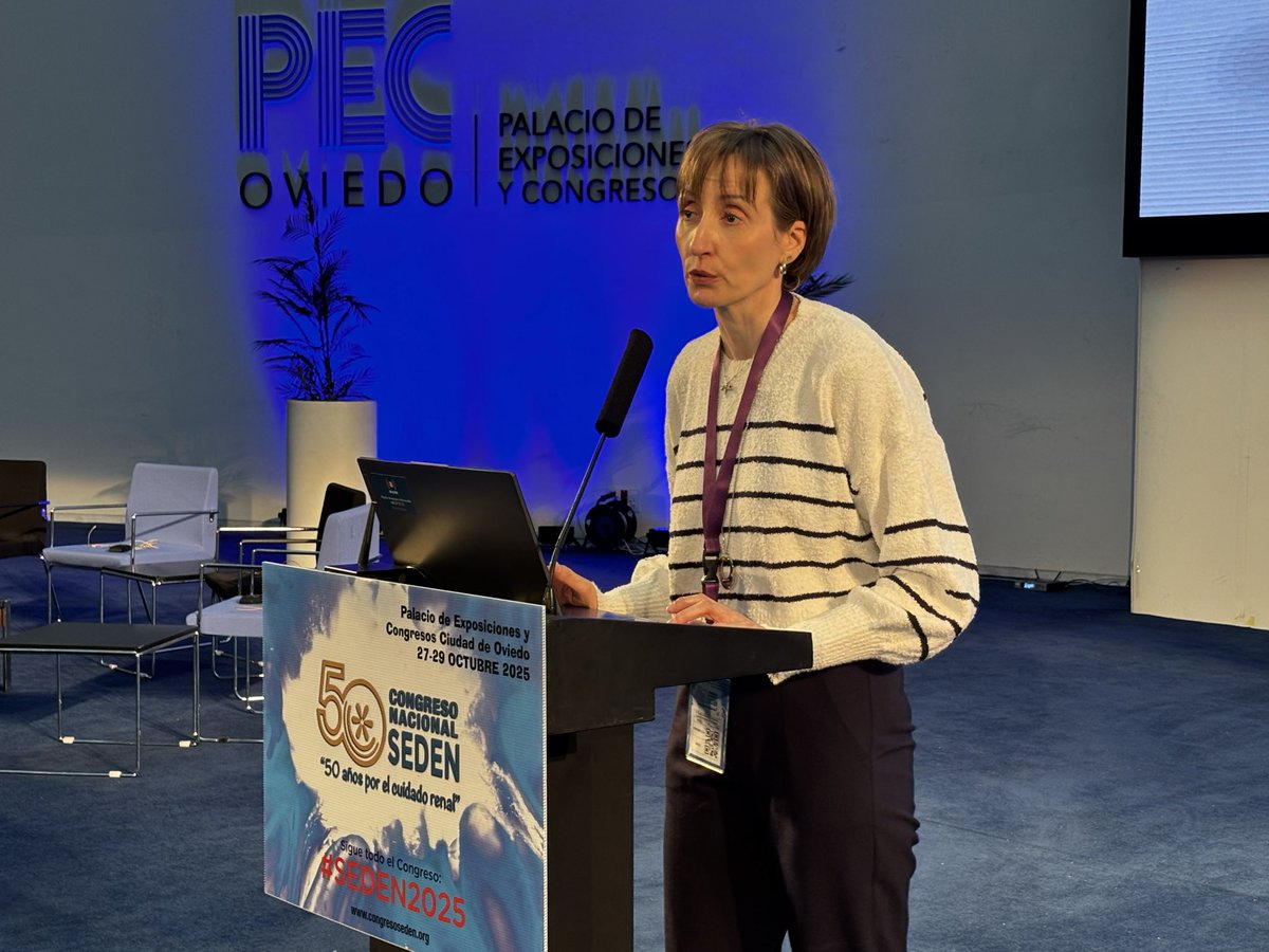 SEDENenfermeria's tweet photo. #SEDEN2025 | 👩‍⚕️👨‍⚕️

🏆 Reyes Fernández del 🏥 Hospital U. de Cabueles, es la encargada de presentar la comunicación ganadora del Premio SEDEN Donación y Trasplante patrocinado por @CODEPAsturias 

#yotambiensoySEDEN https://t.co/aHCMUHVd1i