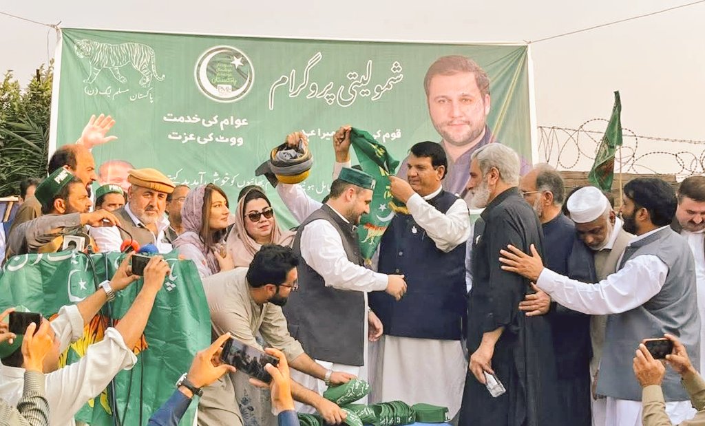 ElectPMLN2025's tweet photo. PMLN Gains in Peshawar!
Ex Candidate ANP NA30 Peshawar Arbab Zain joined PMLN in a gathering attended by Minister & President PMLN KPK Amir Muqam.
#NA30 #Peshawar #PMLN #KPK https://t.co/TpcPsTKkgt