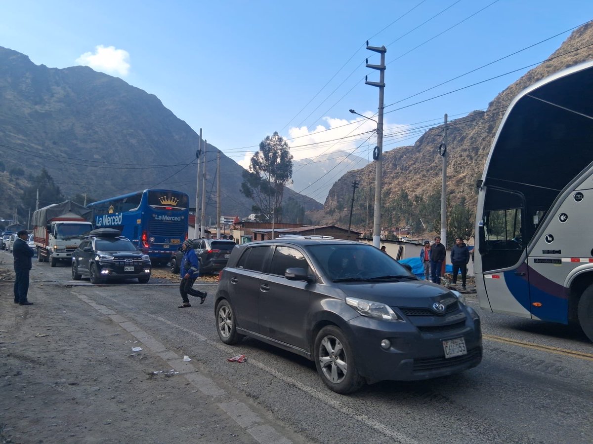 MTC_GobPeru's tweet photo. 🔴 #MTCInforma #Chicla | ¡#CarreteraCentral operativa! ✅ La vía se encuentra despejada tras el incidente ocurrido hoy a las 2:40 a. m. ⏰, cuando un camión 🚚 cruzó indebidamente la vía férrea del Ferrocarril del Centro (PK 140.310 – Paso a Nivel Chicla).
El #MTC reafirma su compromiso con la seguridad y la continuidad del transporte ferroviario en el país. 🚂🇵🇪