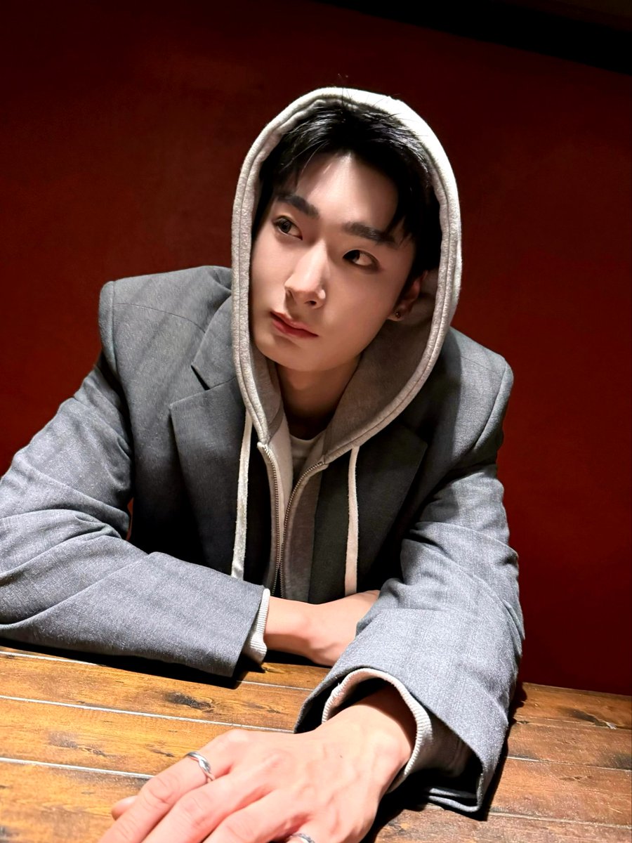 Gray on me, wine on the wall🍷

#BigOcean #빅오션
#JISEOK #지석