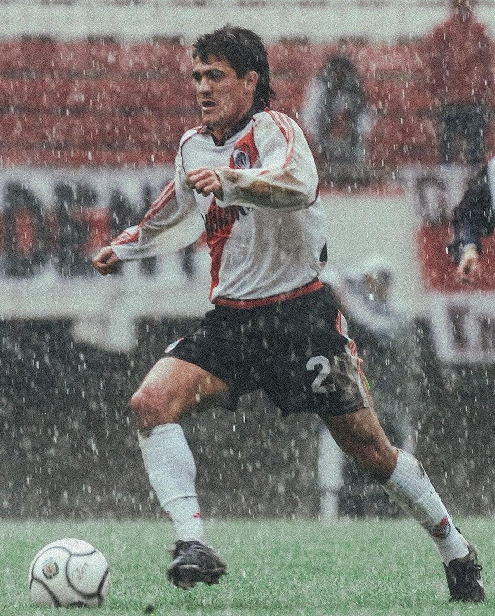Que cosa divina el fútbol argentino bajo la lluvia.