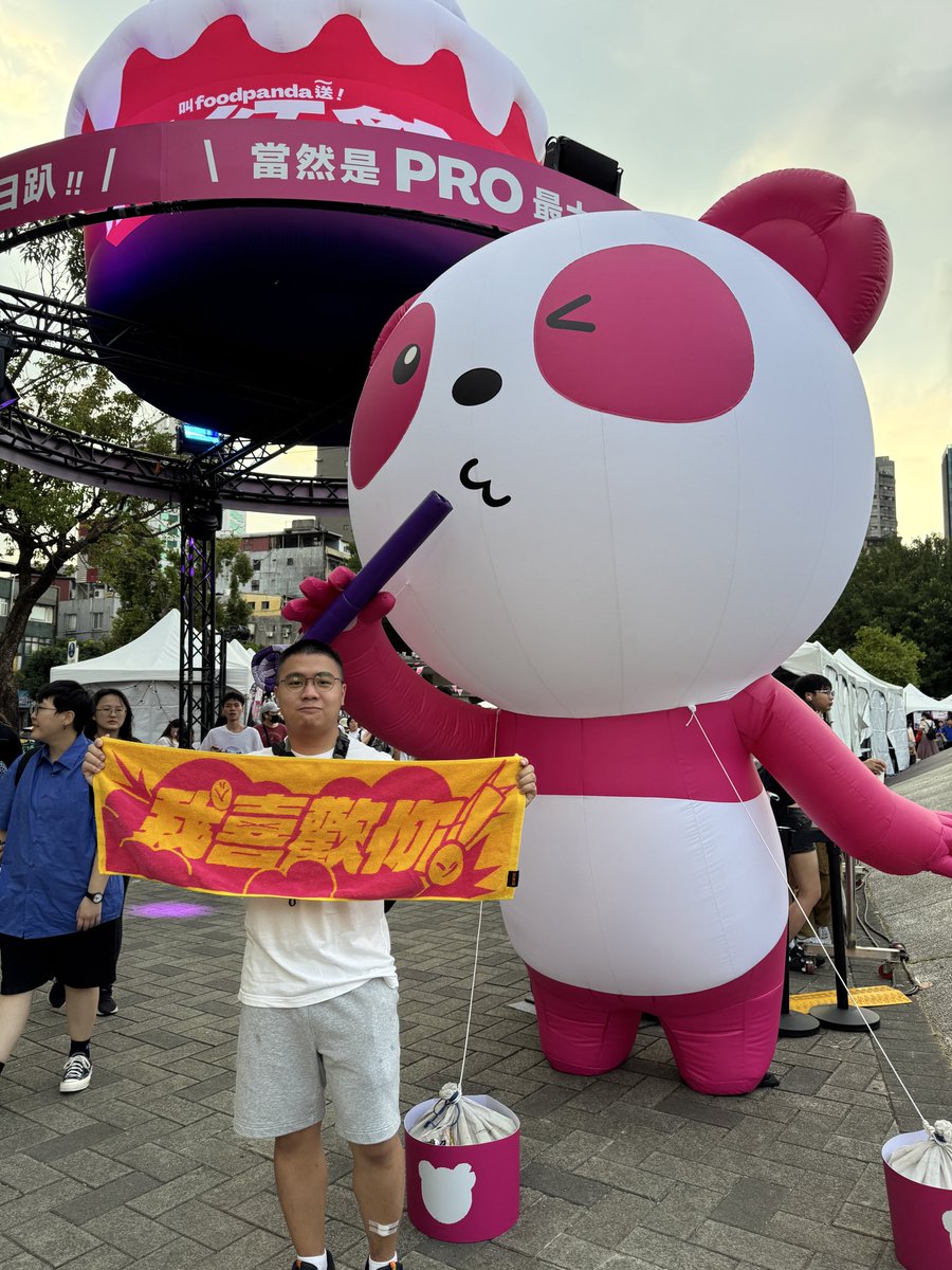 什麼時候可以跟他/她說我喜歡你ㄋ
（不是跟後面那隻胖胖達