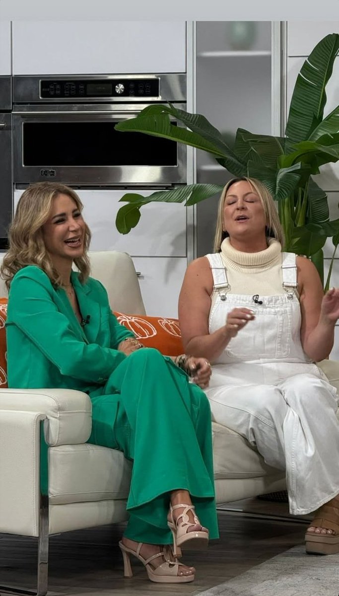 Me encanta verla tan feliz, q guapísima está de 💚#CrisPorta27O #TeamPorta