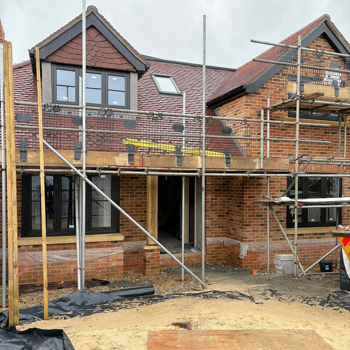 #WorkInProgress #refurb
It's all go in Bricket Wood! Another big project for Harp Windows (Watford) Ltd in black Rehau Rio flush fit system 🖤 We can't wait to see the finished result! 🤩 #lookinggood #newwindowsanddoors #mondaymotivation