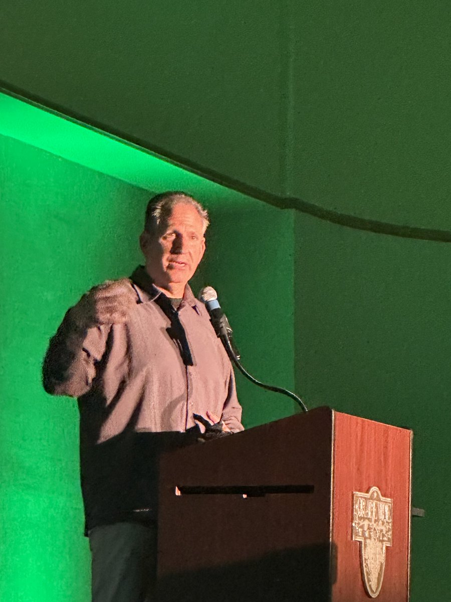 ⁦<a href="/TheGrok/">Bryan Eisenberg</a>⁩ tell a story about stories ⁦<a href="/stateofsearch/">stateofsearch</a>⁩ #StateOfSearch