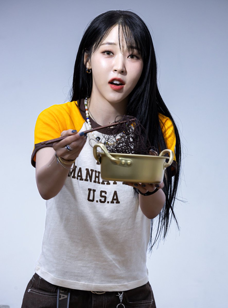 [ Moonbyul 문별🐹 ]                               
250821 Everline Offline Fansign(1)   

#문별 #MoonByul #ムンビョル