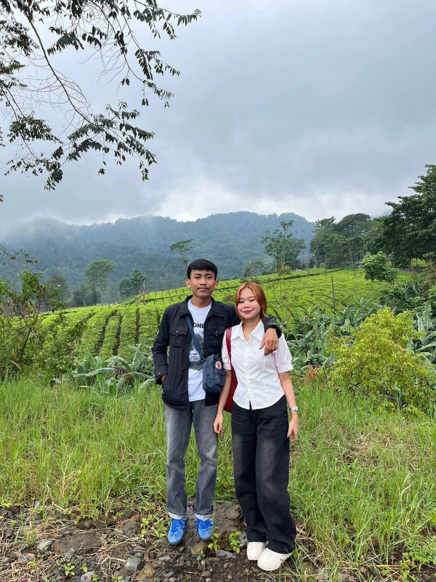 Pelaku pembuangan bayi di karawang
Bayi malang itu ditemukan dalam kondisi mengenaskan di dalam sebuah ransel, tubuhnya membiru dan mulutnya dilakban rapat, seolah dibungkam sebelum sempat menangis.