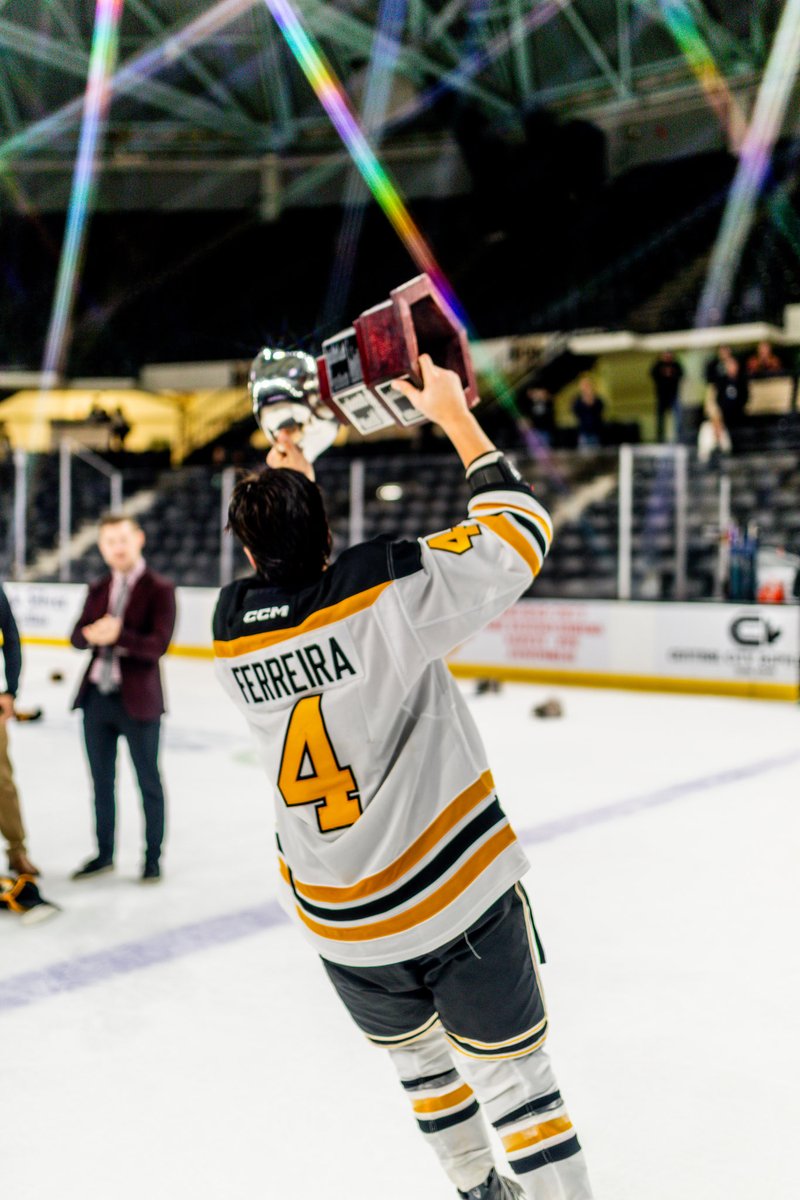 Ferreira wins it! 🏆 
Manitoba claims <a href="/TheWHL/">Western Hockey League</a> Cup!
Congrats Mateo &amp; Manitoba 🦬