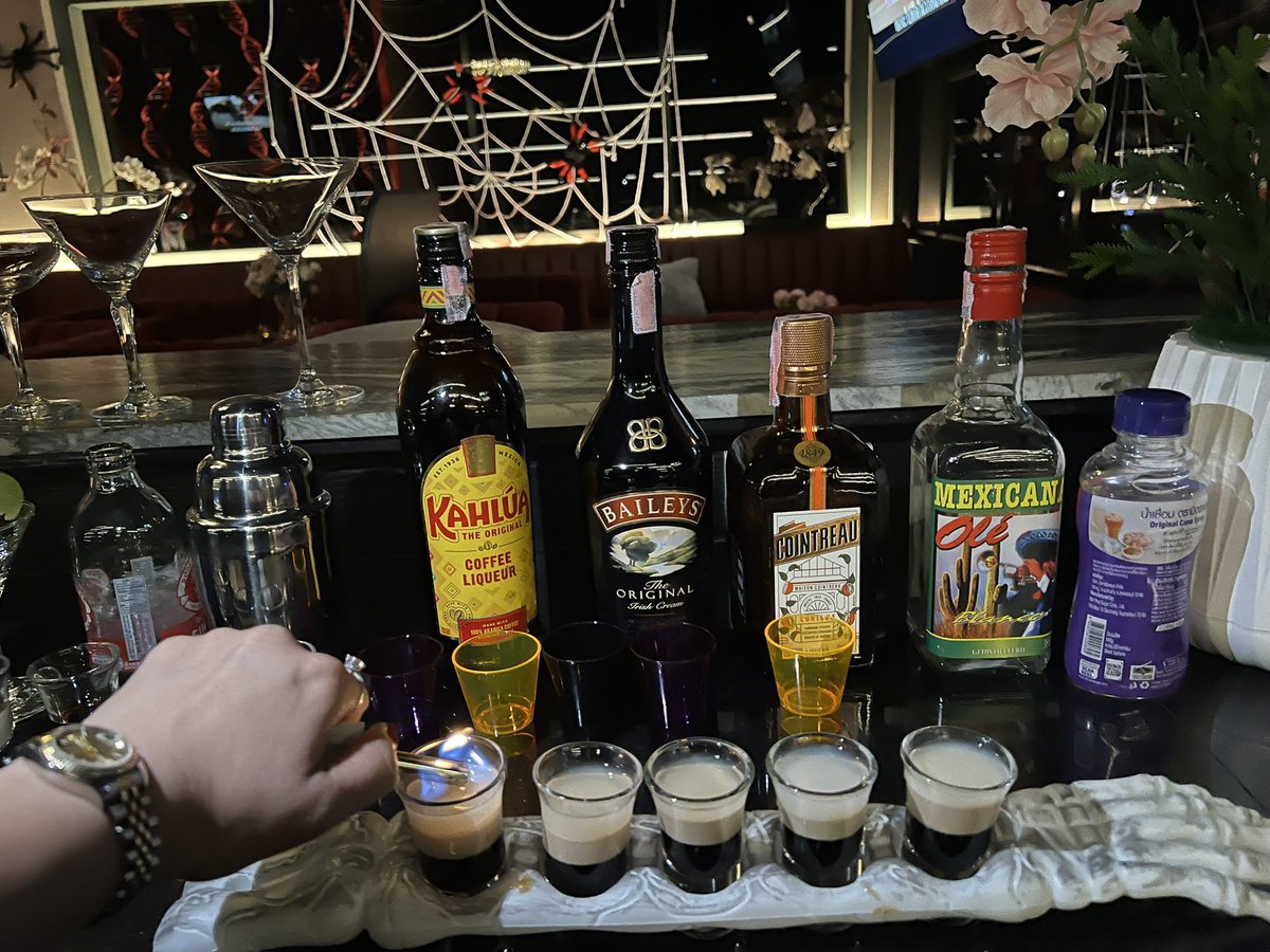 Tay221818's tweet photo. Special drinks #hallowen 🥂🤣#MILEA THONGLOR https://t.co/753wNzBqEw