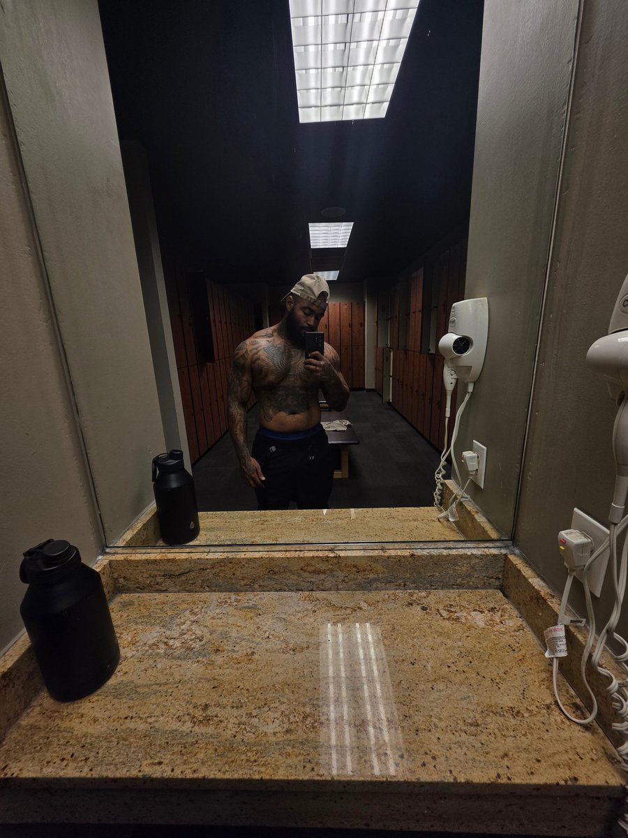 C3SOA1's tweet photo. I raw dogged the gym to the highest extent today. NO PREWORKOUT, NO HEADPHONES. today's workout was powered by pain and dedication. Im back in dat mode🦍‼️ did you gym today? https://t.co/FwJdgEKaCv