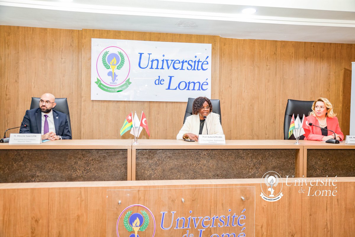 UniveLomeTg's tweet photo. 🇹🇷📚 Dans le cadre de ses 55 ans, @UniveLomeTg a célébré la coopération académique et culturelle avec la Türkiye le 21 octobre 2025. 
Mobilité, recherche, langues et patrimoine : une journée riche en échanges et en ouverture. 
#UniversitéDeLomé https://t.co/Y7LjVWlDlw