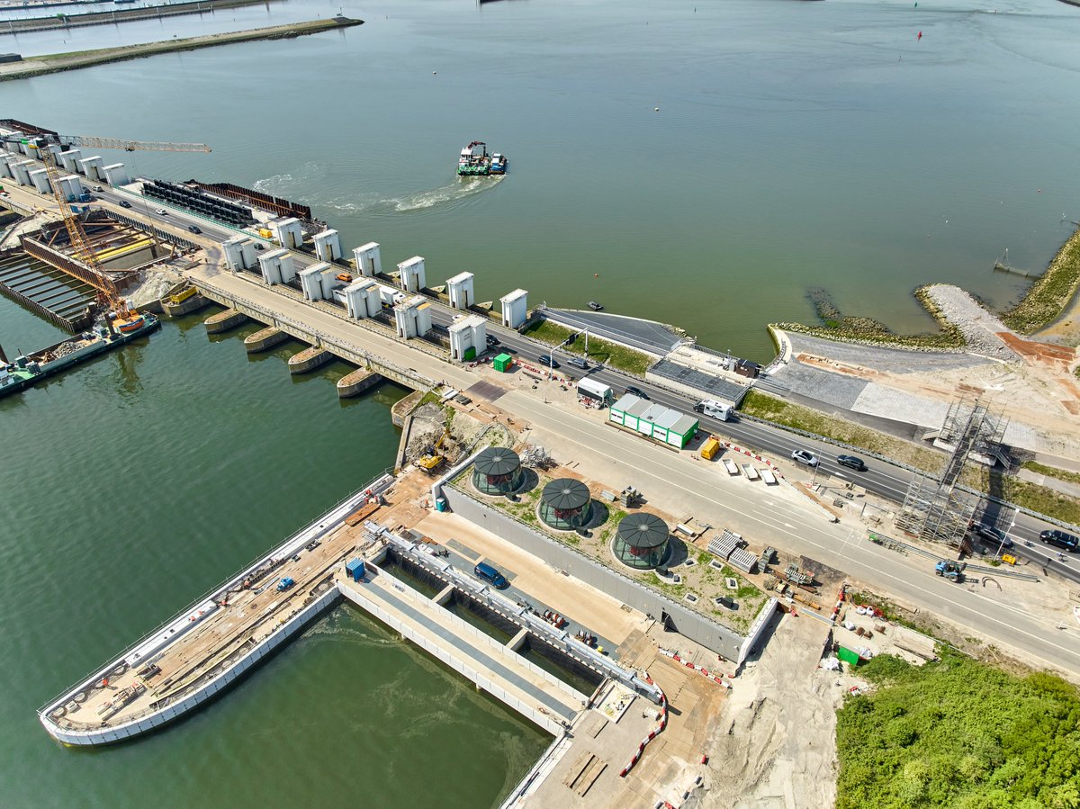 De Afsluitdijk tweet media