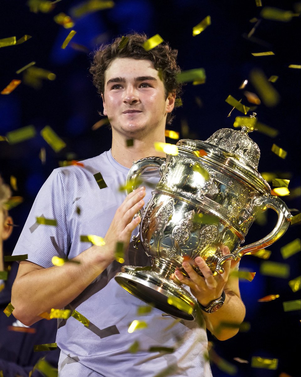 iebmasargopen's tweet image. 🏆 ¡João Fonseca, campeón en Basilea!

El último campeón del IEB+ Argentina Open sigue haciendo historia: con tan solo 19 años, conquistó su primer título ATP 500 y cerró la temporada entre los mejores 30 del mundo.

🔥 Un talento que vimos brillar en Buenos Aires… y que ahora…