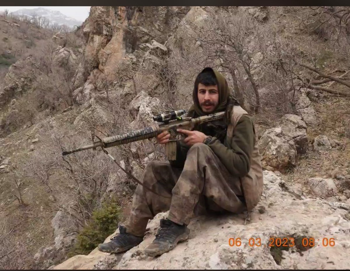 Berokratesss's tweet photo. Rihê te şad be kezeb 🖤
#Mîlîtanheqî https://t.co/6f3OlrpSvJ