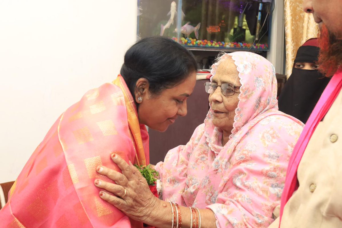 ఎర్రగడ్డ డివిజన్ పరిధిలోని నటరాజ్ నగర్, బంజారా నగర్, గౌతంపూరి కాలనీల్లో జూబ్లీహిల్స్ బీఆర్ఎస్ పార్టీ అభ్యర్థి మాగంటి సునీతగోపినాథ్ గారి ఇంటింటి ప్రచారం 

 మాజీ ఎమ్మెల్యే పద్మాదేవేందర్ రెడ్డి గారు, బీఆర్ఎస్ పార్టీ నాయకురాలు అయేషా గారు, స్థానిక నాయకులు, మహిళలు, కార్యకర్తలు,