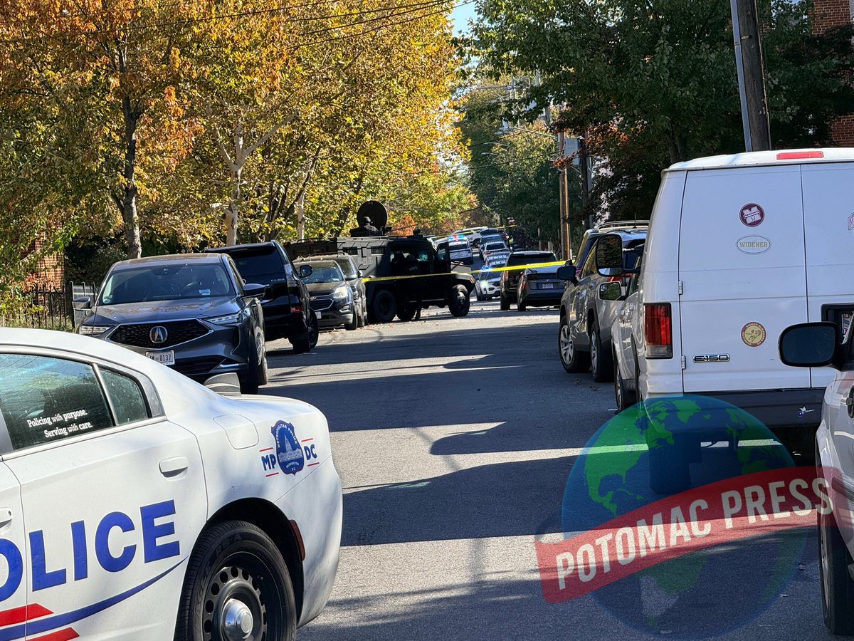 killmoenewsdc's tweet image. ONGOING BARRICADE SITUATION IN SOUTHEAST D.C.

WASHINGTON, D.C. — The Metropolitan Police Department (MPD), alongside agents from the Bureau of Alcohol, Tobacco, Firearms and Explosives (ATF), remains on scene of an active barricade situation in the 4900 block of A Street S.E.…