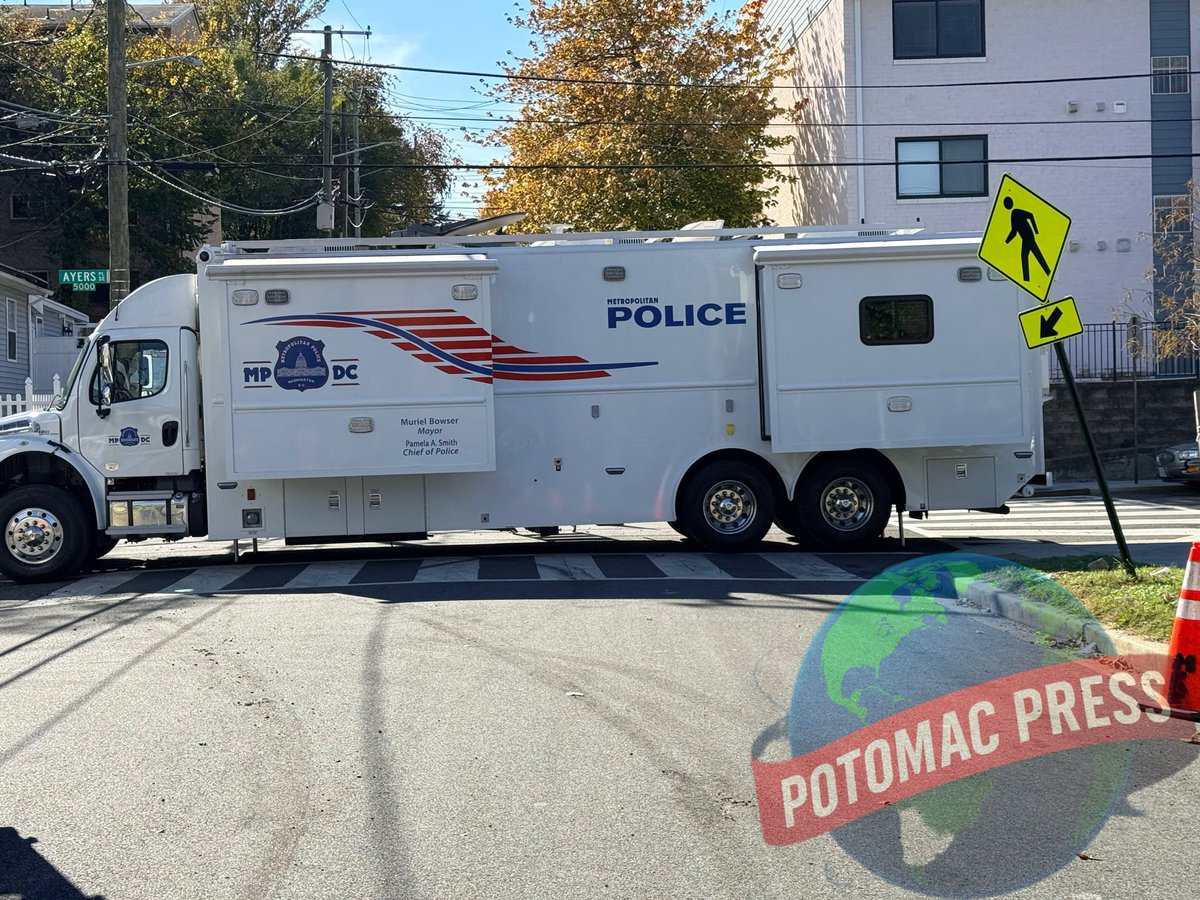 killmoenewsdc's tweet image. ONGOING BARRICADE SITUATION IN SOUTHEAST D.C.

WASHINGTON, D.C. — The Metropolitan Police Department (MPD), alongside agents from the Bureau of Alcohol, Tobacco, Firearms and Explosives (ATF), remains on scene of an active barricade situation in the 4900 block of A Street S.E.…