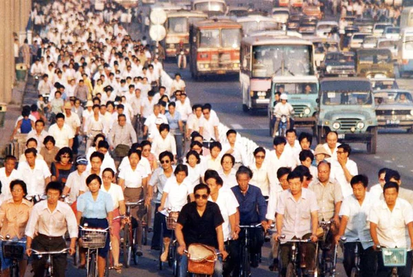 NaikaVideo's tweet photo. Sigh...just to add to @Alwendozhang for those of you who weren't alive in the 80s and 90s, China was big on 🚲as an alternative to 🚗.  So much so that whenever news outlets or documentaries depicted China, it looked like below. That's why they're in the DAIRANGER OP. https://t.co/WkgaEuwm7i
