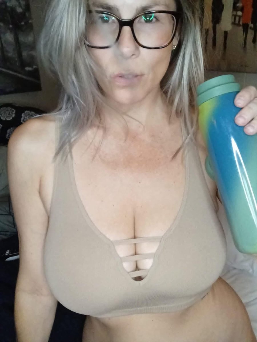 Sarah4mykid's tweet photo. Cheers to HOT Coffee and a New Week!! ☕️☕️ https://t.co/1LTYai8BhW