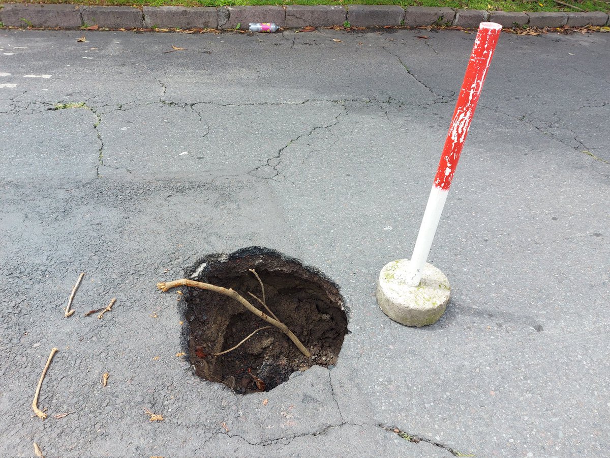 En la calle Germán Alemán entre las calles Arauz y Ramírez ( sector El Batán )  existe un daño y hundimiento en la vía.  Solicitamos su urgente atención <a href="/ObrasQuito/">Obras Quito</a> <a href="/aguadequito/">Epmaps - Agua de Quito</a> <a href="/pabelml/">Pabel Muñoz L.</a> <a href="/EmilioUIO/">Emilio Uzcátegui</a>