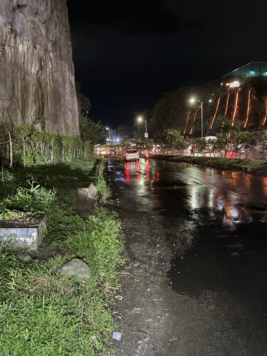 theapurvabhide's tweet photo. Requesting @PMCPune to kindly install streetlights on the Ducker Khind stretch of the Katraj–Dehu Road bypass near Mahatma Society, Kothrud. The area is unsafe for commuters at night due to poor lighting. Prompt action will improve road safety. #Pune #RoadSafety https://t.co/0YPD2plej2