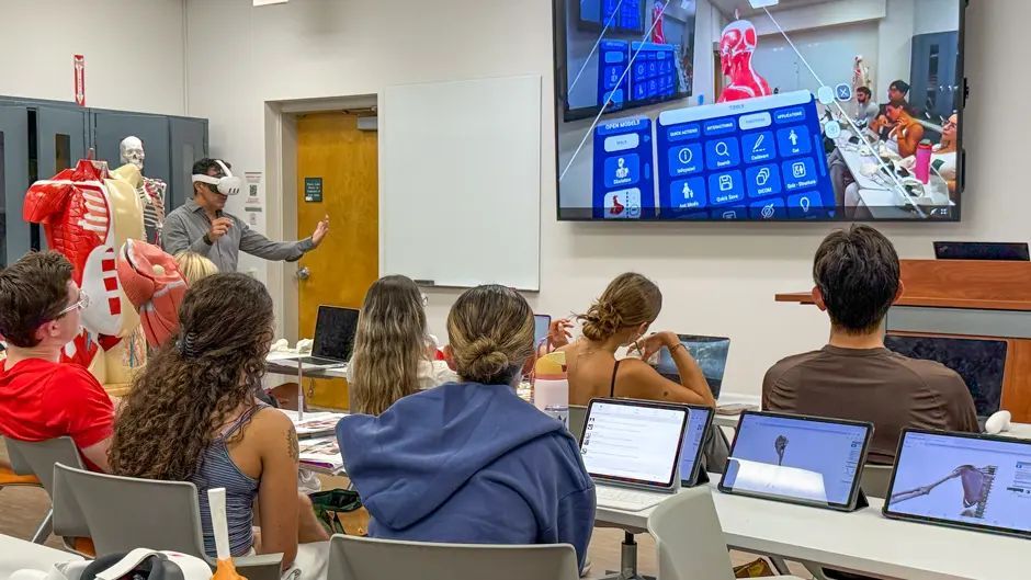 Virtual and augmented reality are transforming the way SEHD students learn anatomy. Discover how our Kinesiology and Sport Sciences Ph.D. program is leading innovation in education.
buff.ly/CUhbKp0 
#UMiami #SEHD #Kinesiology #VirtualReality