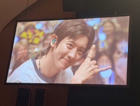 The happiness on Chanyeol’s face🥺🫳🏼