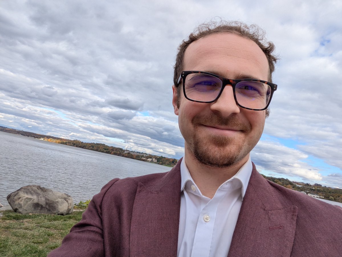 kevinsherwin15's tweet image. Post-concert joy in Highland, New York! 🎶📸 Such a beautiful, artsy town right on the Hudson. #guitar #composer #concert