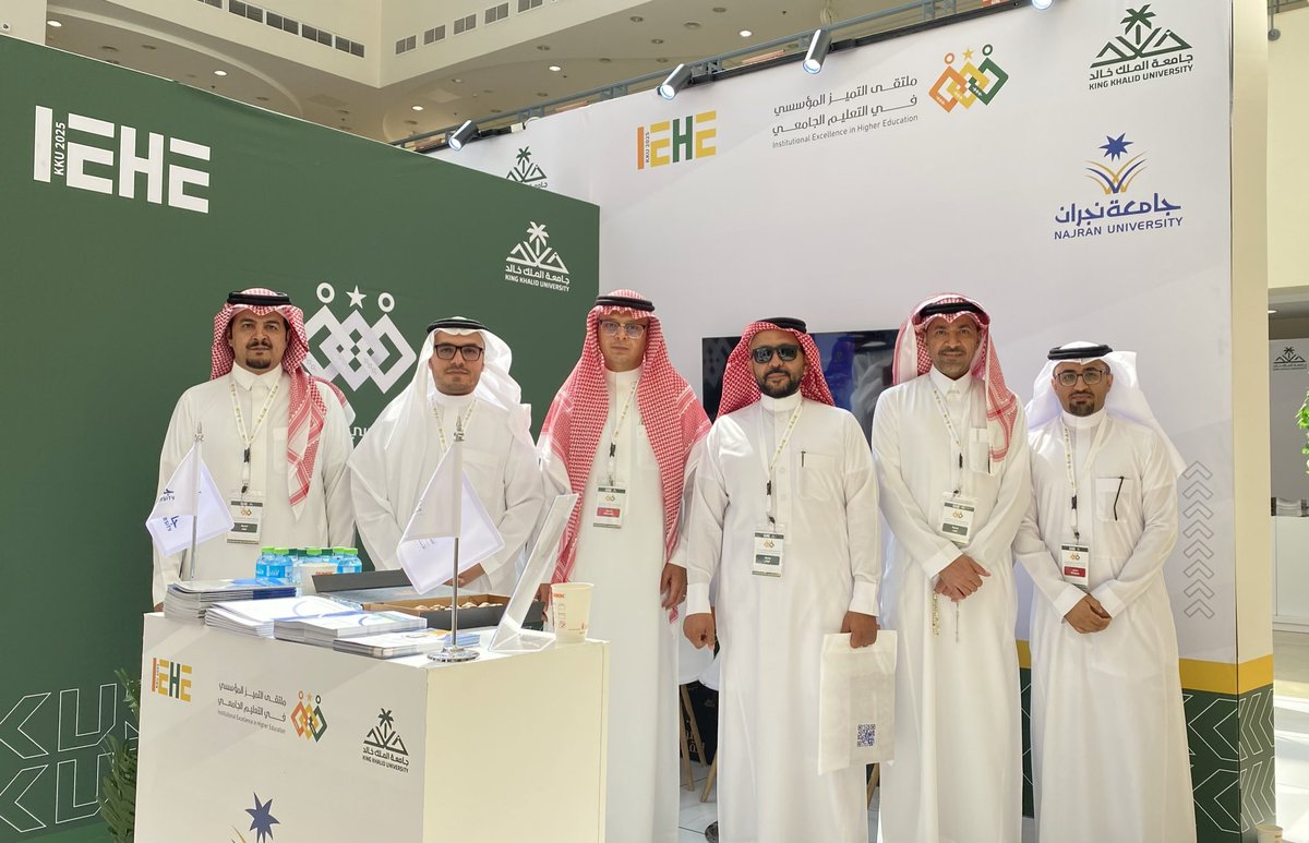 Najran_Univers's tweet image. وشهد الجناح، زيارة وكيل #جامعة_نجران للأعمال والاستثمار د.يوسف الحازمي، حيث اطّلع على ما يقدّمهُ من مبادرات تعكس ثقافة الجامعة المؤسسية ونهجها في الابتكار والتميّز الأكاديمي. وكان من بين الزوار عدداً من وكلاء الجامعات السعودية، من بينهم أ.د.حمد التريكي من #جامعة_الأمير_سطام،…