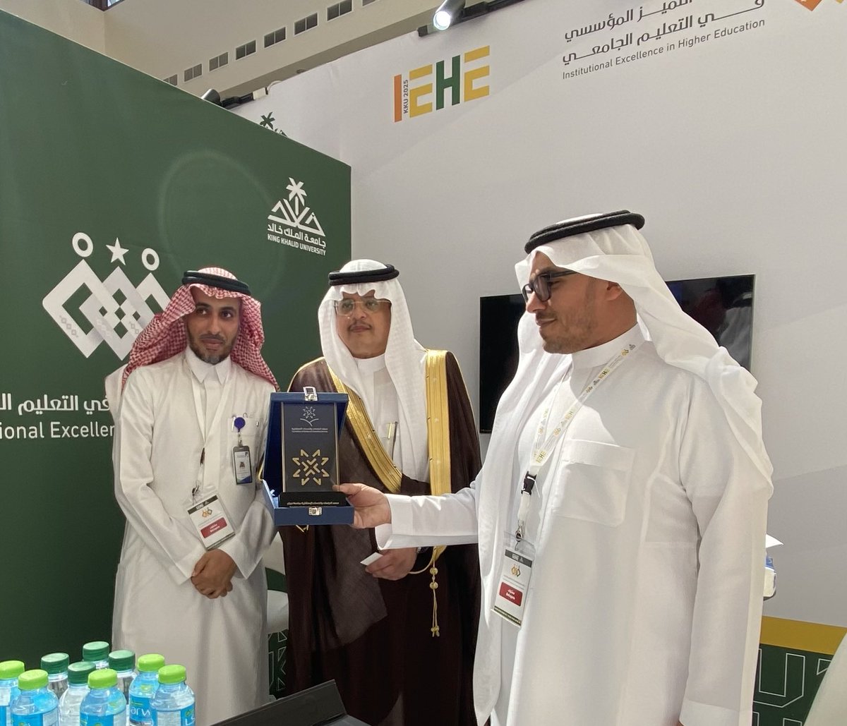 Najran_Univers's tweet image. وشهد الجناح، زيارة وكيل #جامعة_نجران للأعمال والاستثمار د.يوسف الحازمي، حيث اطّلع على ما يقدّمهُ من مبادرات تعكس ثقافة الجامعة المؤسسية ونهجها في الابتكار والتميّز الأكاديمي. وكان من بين الزوار عدداً من وكلاء الجامعات السعودية، من بينهم أ.د.حمد التريكي من #جامعة_الأمير_سطام،…