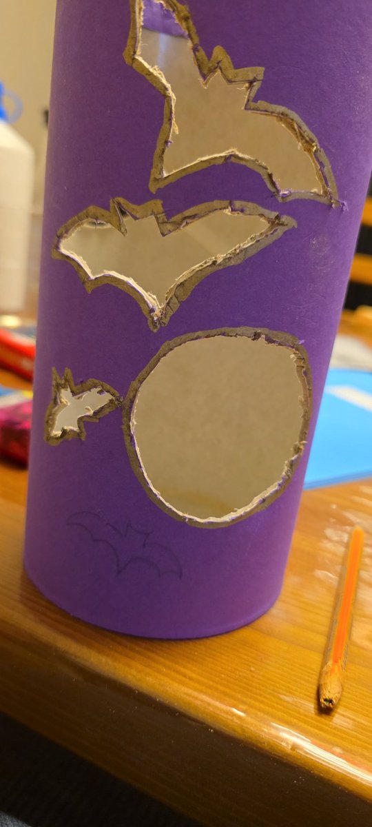 Mirtscham's tweet image. Ich bastle mir hier den Wolf, weil ich ne gute leere Dose hatte und naja.
Eigentlich hab ich schon keinen Bock mehr, weil die Dose für den Cutter zu dick ist und die Trennscheibe vom Dremel für filigrane Ausschnitte zu groß ist. 🫩