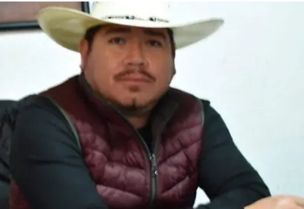 Encontraron muerto al síndico de Penjamillo, Michoacán, municipio del Bajio. Roberto Ramírez Zárate, de 38 años de edad, fue encontrado en su vehículo, con disparos de arma de fuego en su cuerpo, en la comunidad de El Palmito, sobre el camino hacia Numarán.