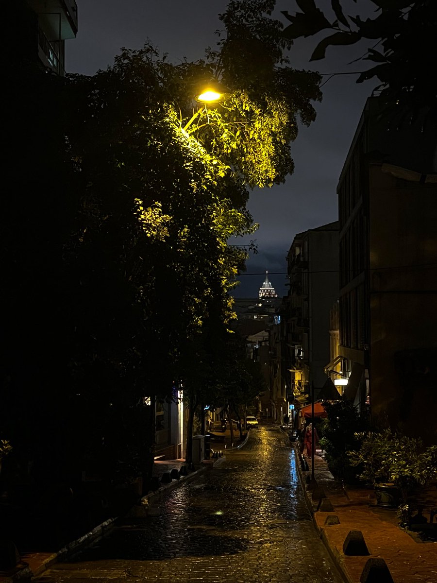 Akşamüstü bir anda bastıran gök gürültüsü ve yağmurun ardından herkes evine çekilmişken ıslak ve boş Beyoğlu sokaklarında yürümenin güzelliği.