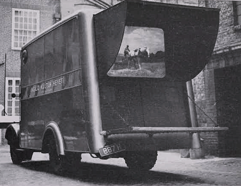 Merhaba herkese,
Bu, İngiliz Kültür Heyeti'nin (British Council) 1950'lerin ortasından itibaren Anadolu'da seyyar film gösterimleri için kullandıkları kamyonet.
Kamyonun sol tarafındaki "İngiliz Kültür Heyeti" yazısı rahatça okunabiliyor.
Kamyonda bir ters projeksiyon sistemi