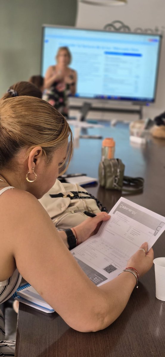 Ofrecer estabilidad hoy es abrir la puerta a la independencia de mañana. Cerramos el proyecto "Construyendo un futuro en familia": ✅ 136 personas apoyadas de 40 familias. @Montemadrid y @CaixaBank (#jóvenesycercanasONG). Resultados en nuestra web: bit.ly/4o9xJWv