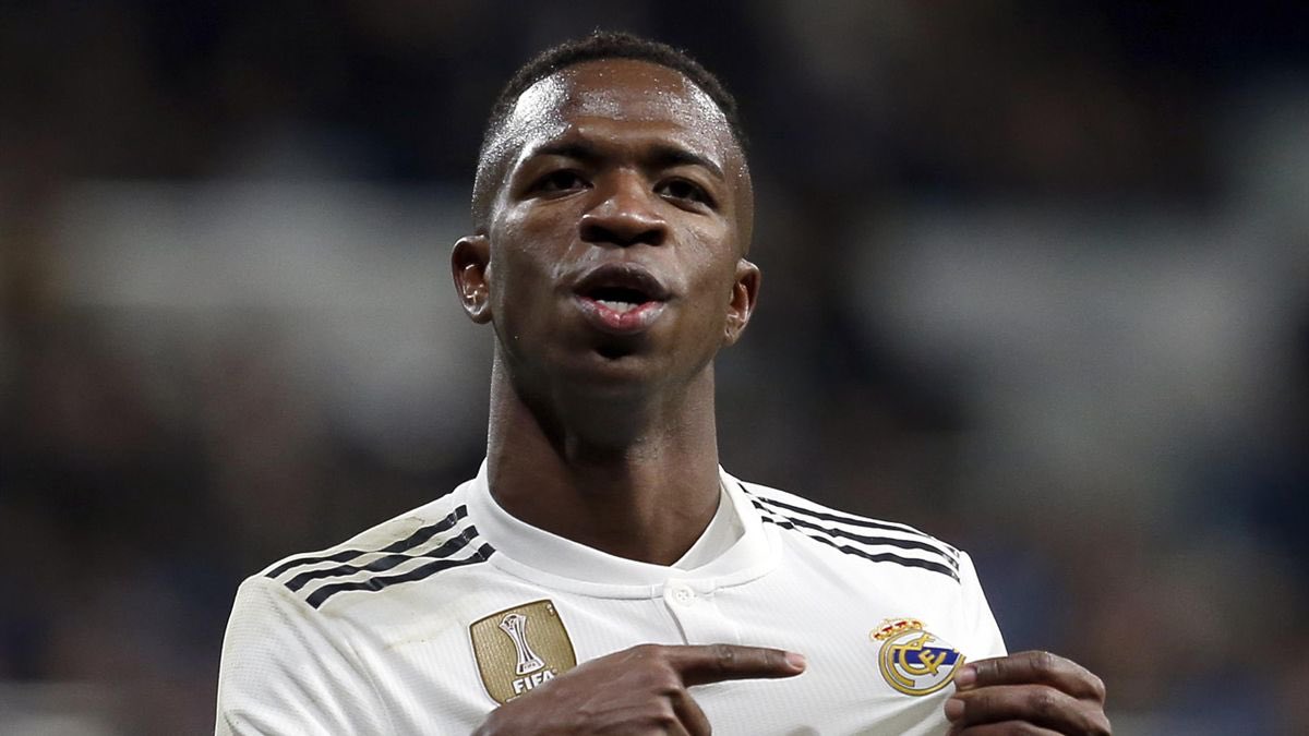 Desde el día 1 te reíste de él, también tenía 18 años.

7 años después, Vinicius se ha convertido en uno de los mejores jugadores del mundo. Y eso que, por culpa de personas como tú, le insulten en todos los campos de España. 

Tú sí que eres un valiente, máquina.