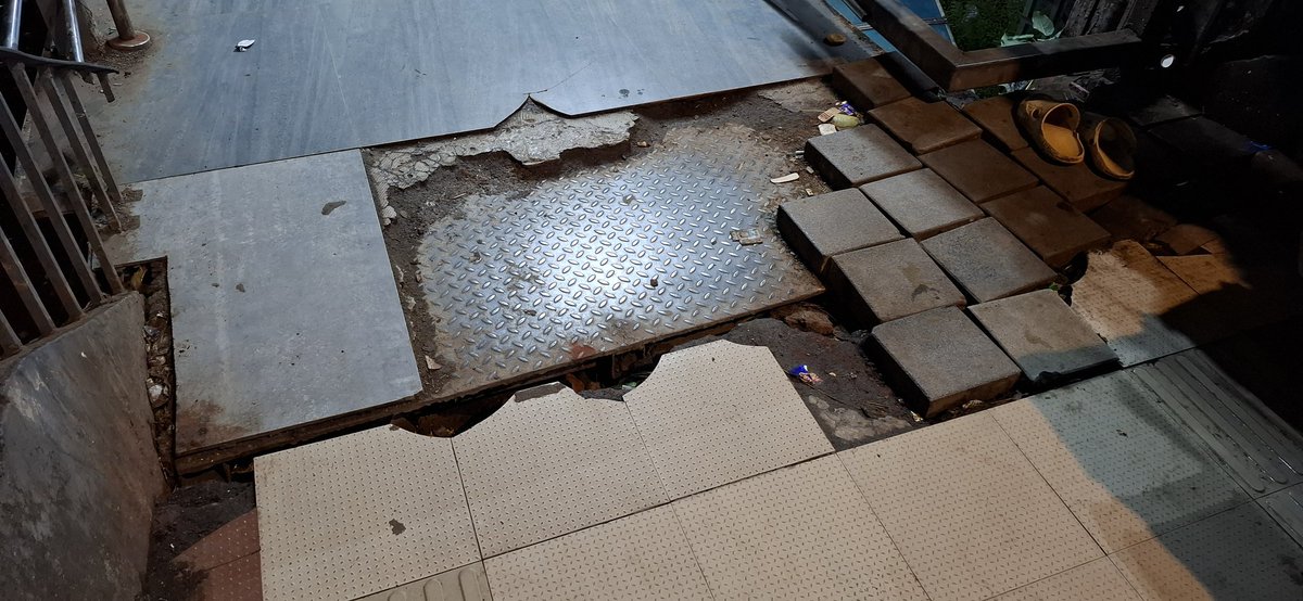 jvidyasagar's tweet image. After 21 days, it's still the same. Why the delay in repairing this? @mybmc @mybmcWardMW #Chembur #Mumbai