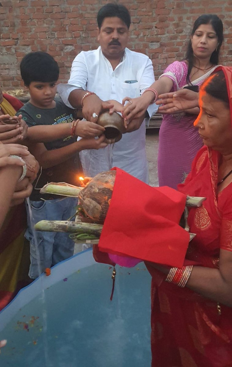 RUPESHKUMARBJP's tweet photo. सूर्य उपासना के महापर्व छठ पूजा के पावन अवसर पर भगवान भास्कर के अस्ताचलगामी स्वरूप को अर्घ्य अर्पित किया।

भगवान भास्कर और छठी मैया से प्राथना है की सभी पर अपनी कृपा बनाए रखना 

#छठपर्व #आस्था_का_महापर्व #rupeshsinhabjp #RupeshKumar #rupeshsinha #rupeshsinhadhanbad 
#जय_छठी_मैया https://t.co/ZgtCSOquQr