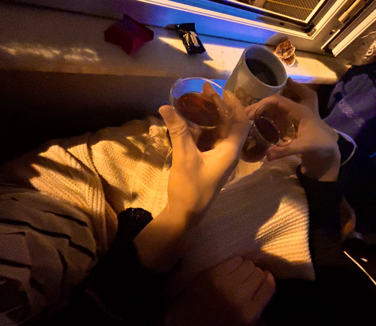 -dışarıda yağmur, içeride 4 kardeş bol muhabbet…