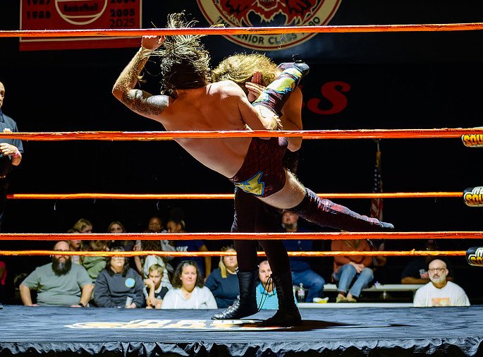 A good martial artist does not become tense, but ready. Not thinking, yet not dreaming.

📸: sport-shutter.com/galleries/wres…