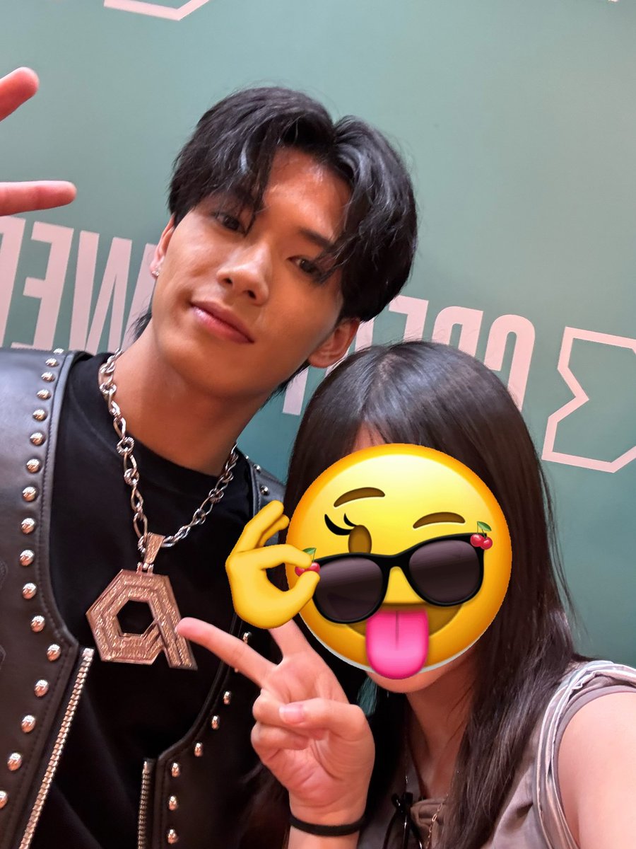 ZizisRight's tweet image. 💚こころくんカコイイです❤️日本語は下手で、緊張過ぎる、何も言えなかった💔撮るキルも下手、こころくん本人はもっとカコイイ。許してね

多谢澳门🇲🇴主办方好事做尽！以后多滴邀请距地啊！
 #PSYCHICFEVER #小波津志 ##CREATORWEEK #CWMacao #CreatorWeekMacao2025 #澳门