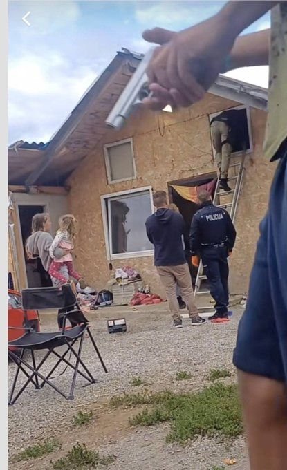 zasledovalec70's tweet photo. ...slika pove vse..policijska kontrola...v ozadju cigan drži pištolo..drugi ga pa slika...delajo se norca iz pravne države.... https://t.co/g36HDzUKpi